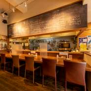 黒板で紹介されている当日のオススメメニューもお見逃しなく。お1人さまや少人数で利用できるカウンター席もあり、デート利用にもオススメの一軒。のんびり気ままにワインを満喫してみませんか。