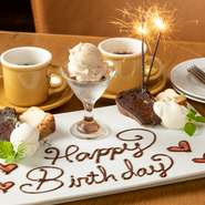 いつもと違うスペシャルな1日にもピッタリなお店。特製デザートを盛り合わせた華やかなプレートは、1100円（税込）からオーダー可。予約時にぜひご相談を。