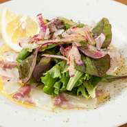 写真は『佐賀産　真鯛のカルパッチョ』。日によってメニューは異なります。