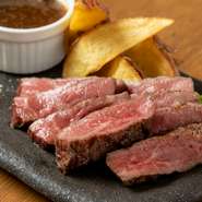 ミディアムレアに焼き上げたA5「佐賀牛」の内モモ肉は赤ワインの相手にピッタリ。ジューシーながらもアッサリ、クドさのない品のある味わい。自家製のジャポネソースor塩と山葵。どちらのスタイルもオススメです。