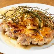 上質な風味とコクの佐賀県産銘柄鶏を、鉄のフライパンで表面を香ばしく焼き、香草とともにオーブンでふっくら仕上げたひと品。ハーブの香りと鶏の旨みが溶け込んだソースも美味、レモンのアクセントも絶妙です。