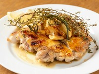 上質な風味とコクの佐賀県産銘柄鶏を、鉄のフライパンで表面を香ばしく焼き、香草とともにオーブンでふっくら仕上げたひと品。ハーブの香りと鶏の旨みが溶け込んだソースも美味、レモンのアクセントも絶妙です。