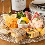 お店を訪れるほとんどの方がオーダーする定番の逸品。8品前後の当日オススメの前菜メニューを1皿で楽しめます。見た目の華やかさも最初のひと品目として申し分なし。まずオーダーしたい逸品です。