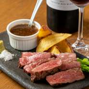 「佐賀牛」に「ありたどり」「肥前さくらポーク」といった、佐賀県内のブランド食材や、魚や野菜も佐賀県内でとれた新鮮なものを使用。地元の素材を大切にすることも【駅前ワイン食堂　BIBI】のテーマです。