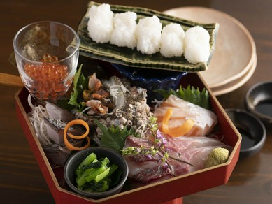 家族みんなで楽しめるスペシャルな盛り合わせ『食べ方色々刺し盛り』