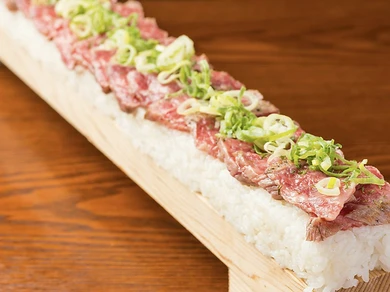 ネギ塩タンの炙り肉寿司