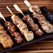 宮崎県のブランド鶏をはじめとした厳選素材を使用した【串焼キ屋台　トギ】の看板メニューです。自家製のたれ・塩が選べ、店主オリジナルのピリ辛柚子胡椒で楽しむのが特にオススメ。冷たいビールが欲しくなります。