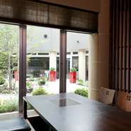 掘りごたつは全室個室。デートにはお庭が見えるお席がおすすめです！釜めしだけではなく、和・洋・中の一品料理も楽しめますので、釜めしはシェアして色々なお料理にチャレンジしていただくのもおすすめです。