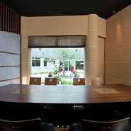 接待のご利用ではコース料理がおすすめです。コース料理でご予約いただくと、担当者がついて、タイミングよくお料理を提供して参ります。お客様とのご会食に集中していただけます。