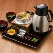 恵庭、千歳（一部）のエリアのお客様には炊き立ての釜めしをデリバリーにてご用意しております。お店と同様に釜めしにはお薬味やお出汁もついていますので、最後はお茶漬けにしてお召上がりいただけます。