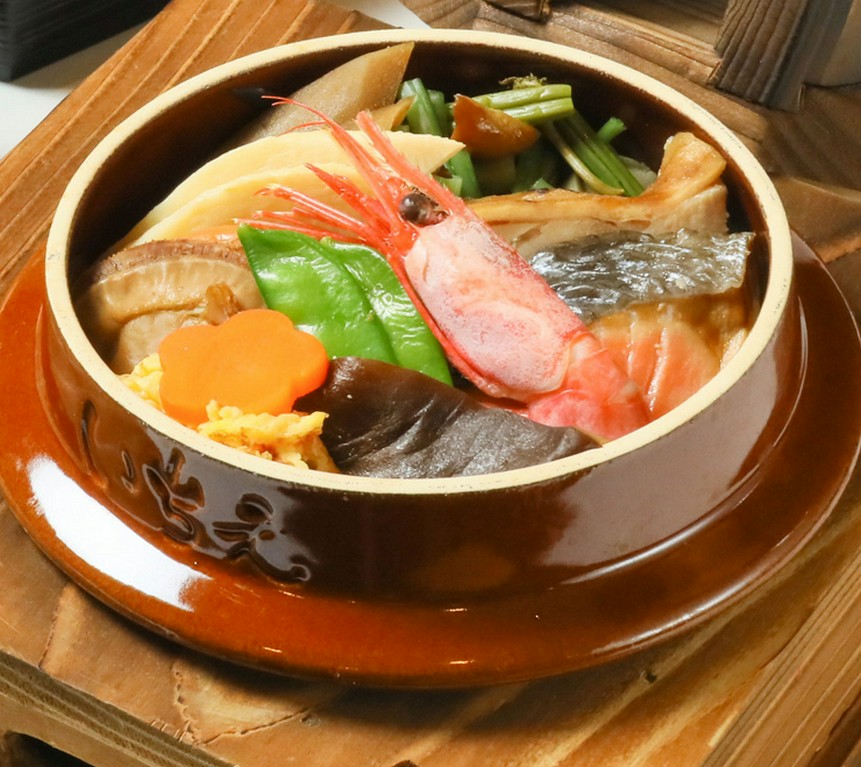 陶器の釜で、アツアツの釜めしをテイクアウトできます。