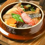 アツアツの釜めしをお持ち帰りしていただく事も出来ます。※釜めしのテイクアウトは炊き時間に1時間前後お時間を頂いております。釜めしの他にも、さまざまな一品料理をお持ち帰りしていただく事ができます。