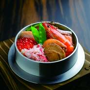 釜めしいちえ不動の一番人気メニューです。蟹、いくら、ホタテ、海老、鮭、鶏肉など様々な具材が贅沢にのって、フタが浮くくらいのボリュームです。ぜひ一度はご賞味下さい。