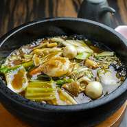 釜めし以外のメニューの中では、ダントツの1番人気なのが五目あんかけ焼きそばです。具だくさんの本格的なあん焼きを石焼鍋に入れる事で最後までアツアツでお召し上がり頂けます。