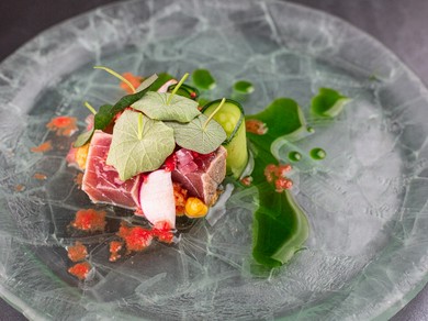 厳選された美酒を片手に、美味な料理を味わう“至福のひととき”