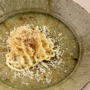 口の中で“飛び跳ねるような弾力”と“歯切れの良さ”が特徴のパスタとその時々の“季節の食材”を合わせた一品。訪れる度に異なる味わいに出合えます。※写真は「青切りシークワーサー」です