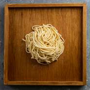 指定の粉を本土から取り寄せ、沖縄の製麺所で何度も試作を重ねて完成した自信作。口の中で“飛び跳ねるような弾力”と“歯切れの良さ”が自慢で、噛み締める度に小麦の香りを感じられるパスタです。