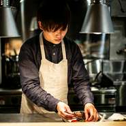 「料理をだすタイミング、お店の雰囲気など、すべてを楽しんでもらいたいです」と語る西江氏。おいしさを追求し続けることに加え、料理の見た目や食器、内装の一つ一つにまでこだわっています。