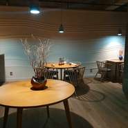 「沖縄の海」をテーマにしたオシャレな店内。お皿やグラスなども沖縄の作家による作品を使用しているのだそう。“非日常”を感じさせてくれる空間で、日頃の悩みなどを吹き飛ばしてくれます。