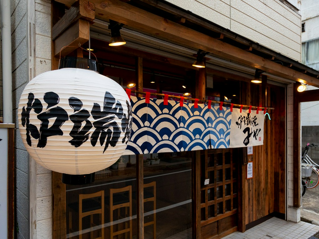 日常的に気軽に立ち寄れる、地域密着型の炉端焼き店