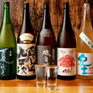 店主自らが厳選したこだわりの日本酒ラインナップも同店の魅力の一つ。季節感やトレンドを意識した品揃えで、訪れるたびに新しい味との出合いを楽しめます。みずみずしい夏しぼりや秋の冷おろしなど、季節の味も。