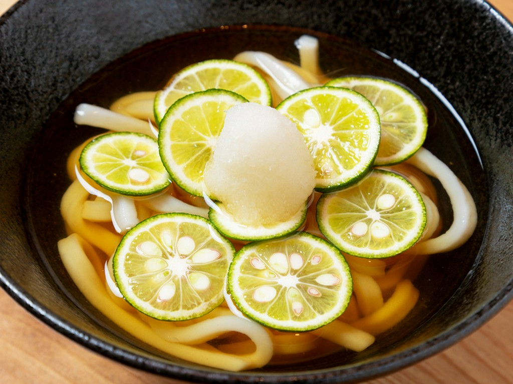 〆はさっぱり爽やかに！『すだちうどん（温・冷）』
