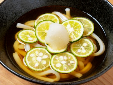 〆はさっぱり爽やかに！『すだちうどん（温・冷）』