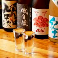 店主が厳しく吟味したおいしい日本酒のみを、常時約20種ラインナップ。季節感やトレンドなども取り入れた品揃えで、お気に入りの1杯がきっと見つかります。みずみずしさが魅力の夏しぼりも見逃せません。