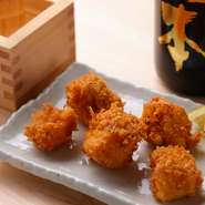 鳥取産「大山地鶏」や茨城・霞ヶ浦産のナマズなど、産地にこだわった新鮮食材を提供しています。