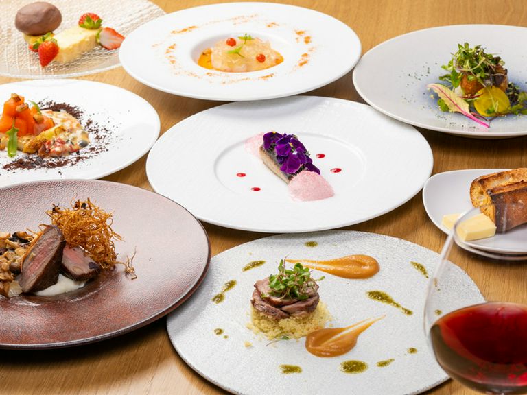 旬食材を吟味し、季節の香りが皿に舞う独創的なフレンチを披露