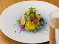 「こんな贅沢なコロッケ初めて!」と驚くお客様が多数。稚鮎の苦味を生かし、フォアグラと一緒にフレンチの人気揚げ物料理を再構成。ハーブもたっぷり盛り、根パセリのソースを添えています。コースの前菜の例。