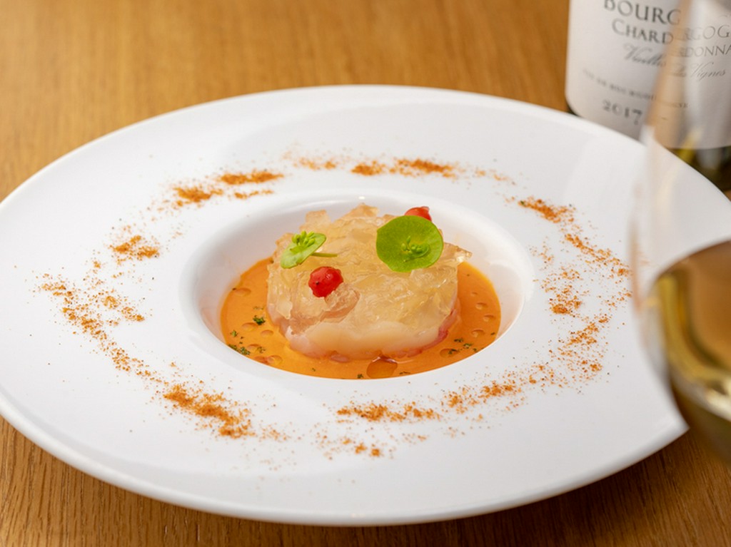 『ホタテと白ミル貝と甘エビのタルタル パプリカのソース』