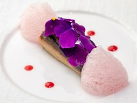 見た目の美しさも感動の一皿。和素材も使ったマリネで、魚のまろやかな美味しさを頂点へ。ホタルイカのペースト、フランボワーズの2種のソースが、食感の楽しさと味の奥行きをさらにアップ! コースの魚料理の例。