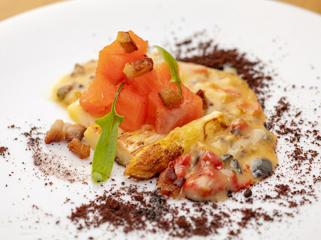 『ホワイトアスパラのロースト 野菜のコンソメバターソース 広島サーモンのミキュイと自家製ベーコン』