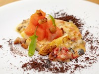 脂と合わせると、さらに美味しくなるホワイトアスパラの持ち味を巧みに引き出した皿。絶妙な食感の半生サーモン、豚バラを使った自家製ベーコンと三位一体になった奥深い味わいを堪能できます。前菜の一例。