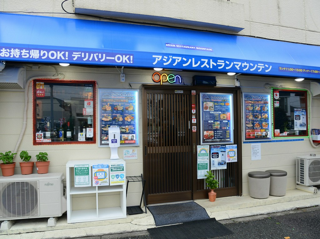 澄み渡る空のようなきれいなブルーが印象的なレストラン