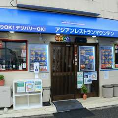 澄み渡る空のようなきれいなブルーが印象的なレストラン