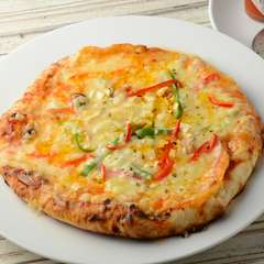 ナンをピザ生地にアレンジして焼きあげた『ナンピザ』