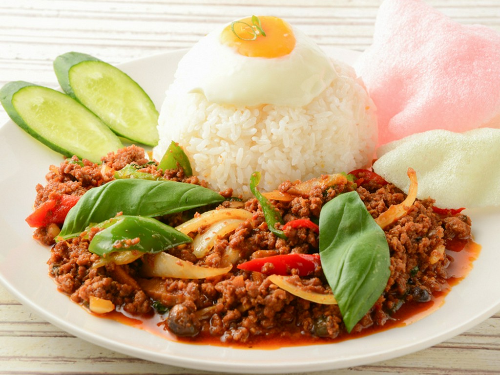 美しく咲いた花のような盛り付けもこだわりのポイント『ガパオライス』