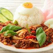 タイの定番料理の一つです。ホーリーバジルと挽き肉が特製の調味料やスパイスで味付けされ、辛さはかなり控えめになっています。相性抜群の目玉焼きやえびせんなど、彩りも豊か。