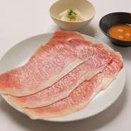 リピート率90％を誇る説明不要の看板メニュー。山芋を使用した自家製タレと、肉質が細かく甘味がある味わいで特徴の九州黒毛和牛の相性は、他店では味わえない抜群の一体感を奏でます。
 
