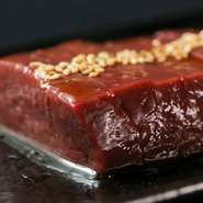 肉のカットにこだわり、見た目も口にいれた後も楽しめる極上の一品。濃厚な旨みを堪能できます。
