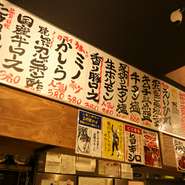 手書きのメニューや提灯など、どこか懐かしさを感じる大衆酒場。お一人様でも気の合う仲間やファミリーでも、間仕切りがあるので人目を気にせず心ゆくまでくつろげる店内になっています。
