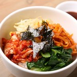 人参・もやし・青菜の3種類の野菜とパンチの効いた辛みのあるキムチが乗った韓国風ビビンバ。焼肉にごはんは欠かせないという方にオススメしたい逸品です。ぜひ焼肉の〆に食べてみてはいかがでしょうか。