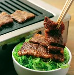人参・もやし・青菜の3種類の野菜とパンチの効いた辛みのあるキムチが乗った韓国風ビビンバ。焼肉にごはんは欠かせないという方にオススメしたい逸品です。ぜひ焼肉の〆に食べてみてはいかがでしょうか。