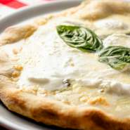 イタリア直輸入の小麦粉を使いピッツア職人が焼き上げる逸品。ゴルゴンゾーラ、モッツァレラ、パルミジャーノレッジャーノ、ペコリーノと、4種のチーズが生地の芳ばしさに相まった絶妙なおいしさに。