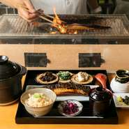料亭【京都八百忠】プロデュース。“新しい生活様式のなかでも、本物の日本料理の味を提供したい”という想いからオープンしたお店。京都ならではの素材と洗練された職人技で贈る御膳を、カジュアルに楽しめます。
