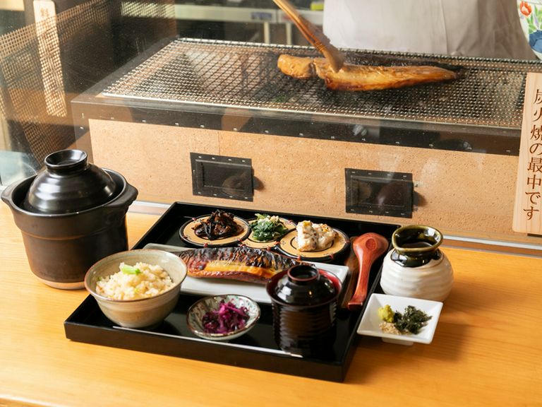 食べ応えありの逸品『秘伝だれ漬け込み炭火焼き鯖御膳』