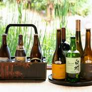 地元酒造の日本酒や、ソムリエでもある料理人が素材に合わせて選び抜いたワインも用意。ひと口をより奥深くしてくれます。
