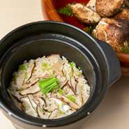 厳選された京都米をブレンド。鰹節と利尻昆布からとった出汁を使い、1人前ずつ釜で炊き上げたご飯。そのまま楽しんだあとも、薬味や出汁を加えていただくことで、ひと口ずつ異なるおいしさと出合えます。